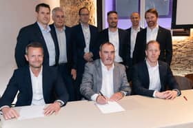 The representatives of ZEISS Microoptics and Ceres Holographics signed the acquisition agreement