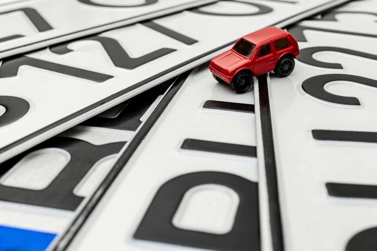 Plates4Less launches consumer guide to help motorists navigate private number plate market