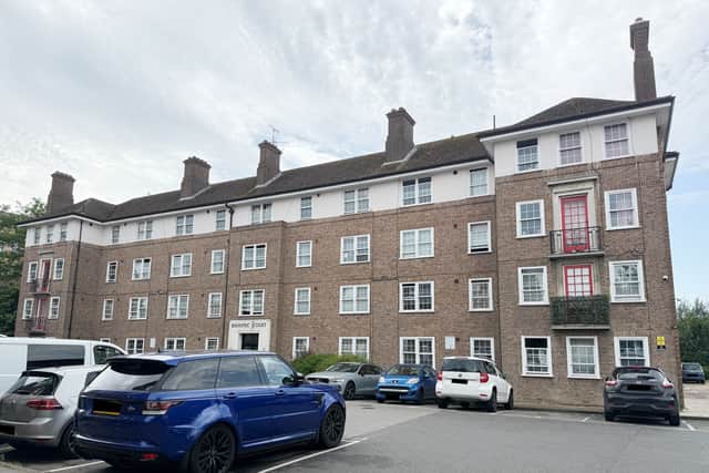 AUCTION: 46 Bishopric Court in Horsham