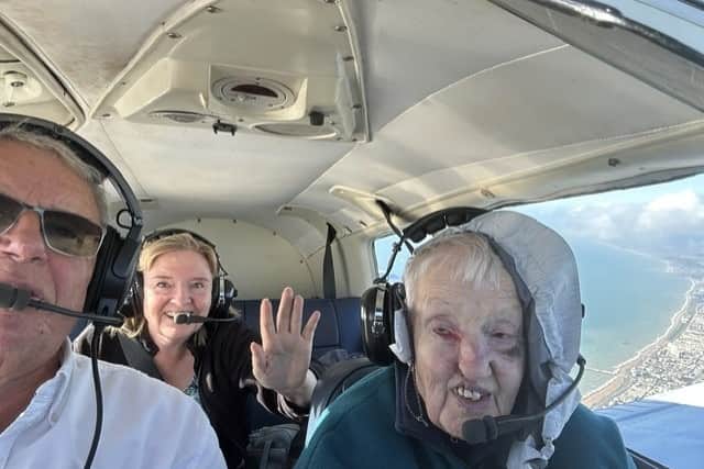 Tony, the Pilot, Elisabeth & Maria