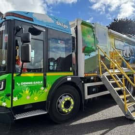 ‘Dennis to the Rescue’ is a refuse vehicle that has been converted into a bright and hi-tech mobile classroom by the company Dennis Eagle.