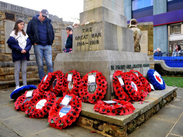 Horsham Remembrance Sunday. Pic Steve Robards SR10111901 SUS-191011-153714001
