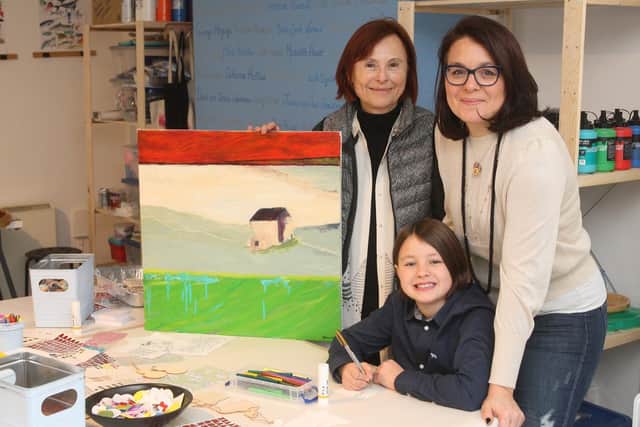 APW Art House founder Amelie Baer Collyer with her daughter Lily and mother Gigi Baer . Photo by Derek Martin DM19112879a
