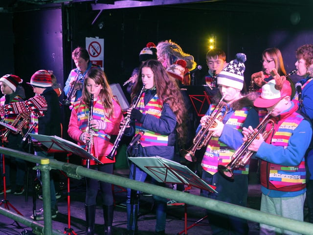 DM19121164a.jpg. Midhurst Christmas street party, 2019. Photo by Derek Martin Photography. SUS-190612-214016008