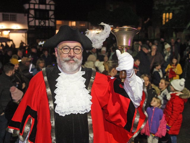 DM19121170a.jpg. Midhurst Christmas street party, 2019. Town Crier John Travers. Photo by Derek Martin Photography. SUS-190612-214026008