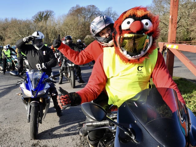 South Coast Bikers ride out to deliver presents to Chestnut Tree House children's hospice – SG141219