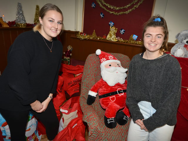 Surviving Christmas charity setting up on Christmas Eve at the Salvation Army hall in St Andrew's Sqaure, Hastings.Grace Hollamby and Amelie Green SUS-191224-110200001