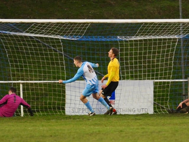 Elliott Bennett scores