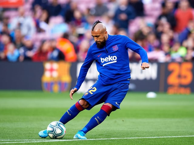 Barcelona midfielder Arturo Vidal has held talks ahead of a potential move to Manchester United. (Various)