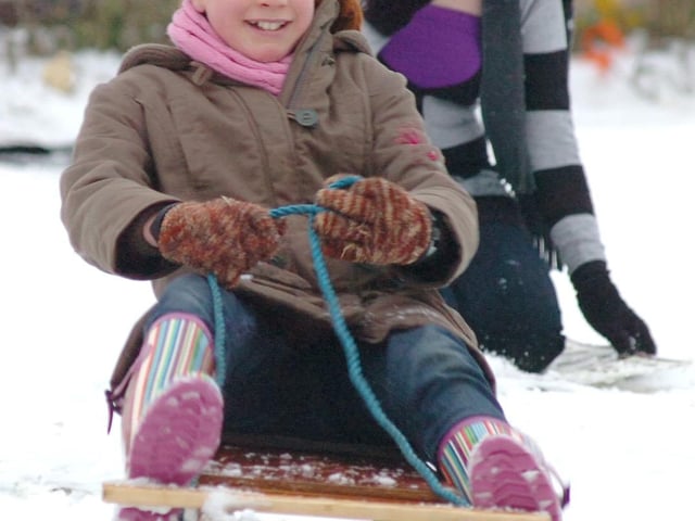 SNOW - BATTLE
10/01/10
SLEDGING ON A HILL IN MARLEY LANE NEAR THE ROUNDABOUT JUST OPPOSITE THE CHEQUERS PUB