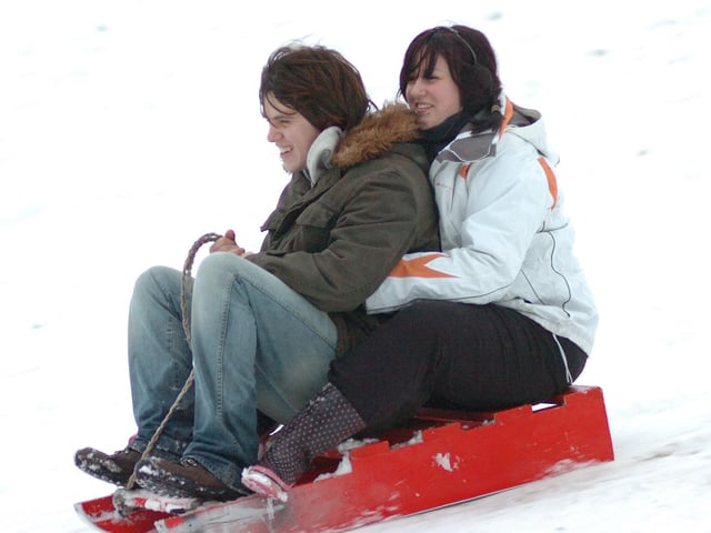 SNOW - BATTLE
10/01/10
SLEDGING ON A HILL IN MARLEY LANE NEAR THE ROUNDABOUT JUST OPPOSITE THE CHEQUERS PUB