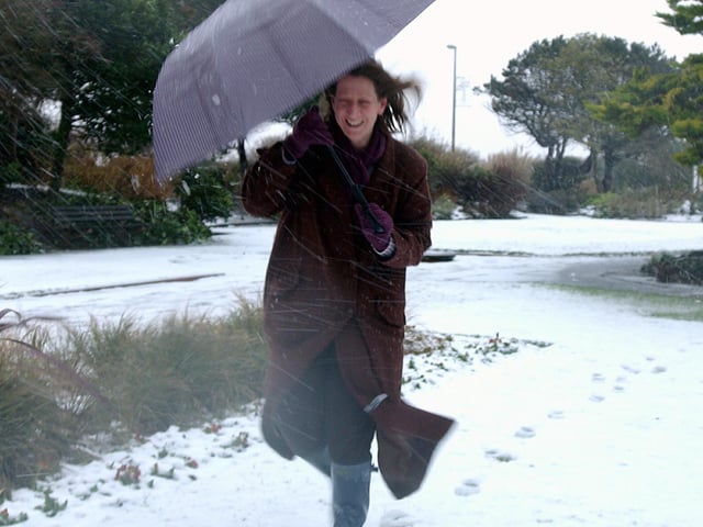 C100022-4 Nicola Sharp battles her way through  snow covered Marine Park Gardens.