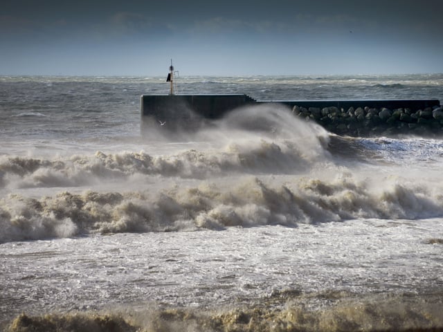 Harbour Arm, Hastings. by Lustin Lycett. SUS-200113-121114001