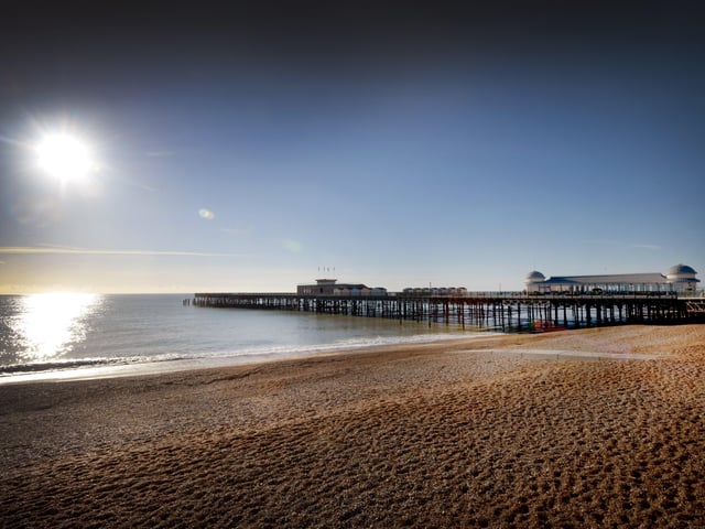 Hastings Pier. by Justin Lycett. SUS-200113-121153001