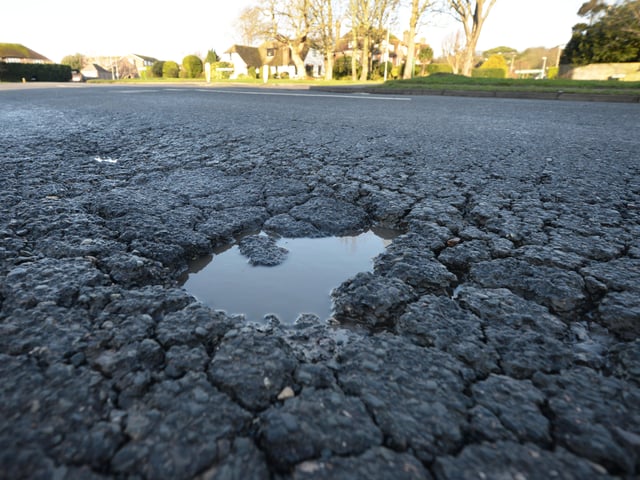 Potholes in Bexhill: Birkdale SUS-200128-104006001