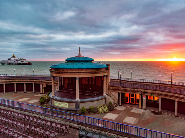 The winter sun rising on a cold January morning over the pier and bandstand. This photograph was taken by Barry Davis on a Canon eos 5d mark iii. SUS-200129-111652001