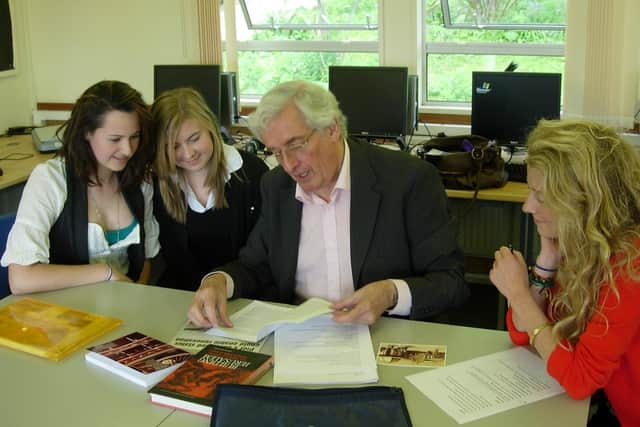 Students doing research with Professor John Pick SUS-200218-105925001