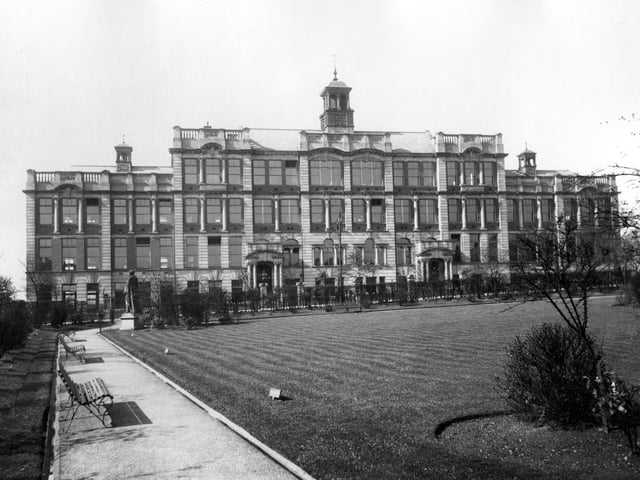 It was built to house 400 boys and 400 girls providing spacious classrooms, laboratories, gymnasium and playing fields.