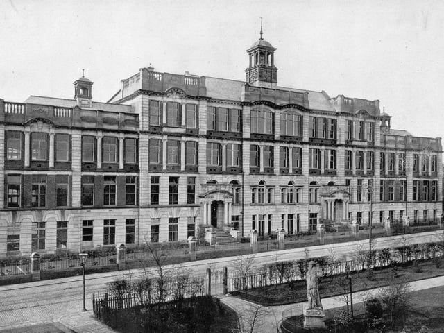 The two main entrances, one each for boys and girls, can be seen in this photo from the 1940s. Part of Charlie Cake Park is visible in the foreground.