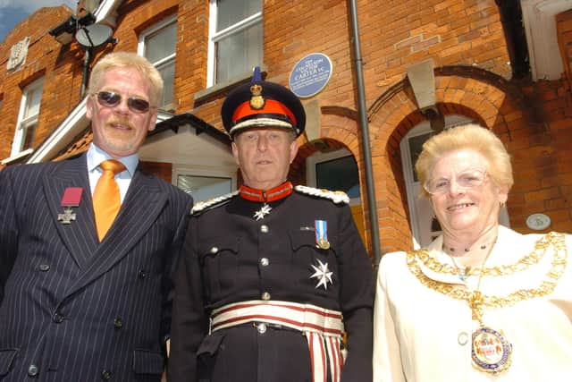 Geoffrey Baker, Nelson Carter's grandson, in 2007 with Hugh Wyatt and Mary Pooley at the unveiling of a blue plaque in Eastbourne. Picture Andy Butler E31046H