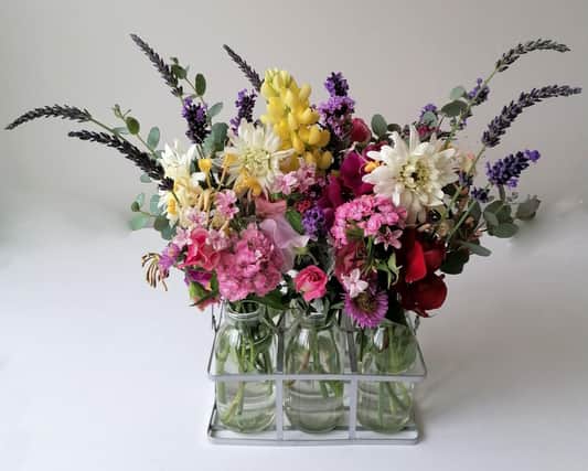 Flower arrangement by Teresa Welch SUS-200907-122034001