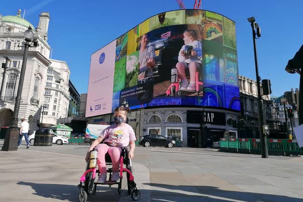 Summer Finlay at Piccadilly Circus SUS-200715-080101001