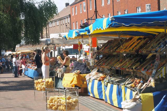 French Street Market in Burgess Hill. Image shot 2005. Exact date unknown. Photo: Howard Taylor / Alamy Stock Photo AFJHFD