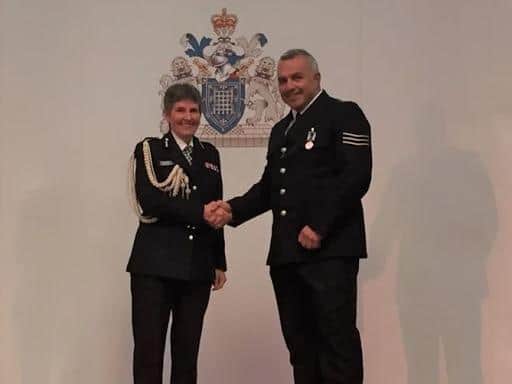 Sgt Matt Ratana receiving a long and good service medal from the Commissioner Cressida Dick on 31 May 2017