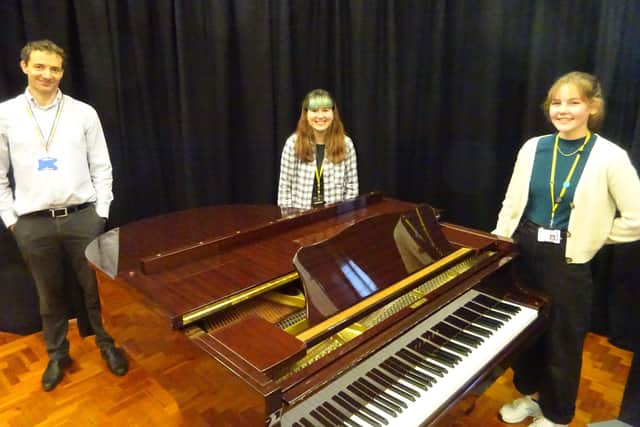 Ben Dowsett, Lucy Campion and Carys Underwood with the Yamaha G1 baby grand piano SUS-201210-153529001