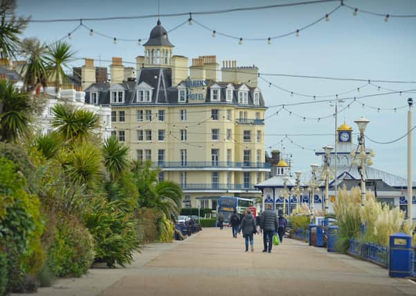File: Eastbourne seafront/Queen's Hotel SUS-201210-130920001