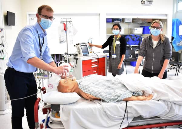 Dr Andrew Marshall with specialist cardiac doctors undertaking simulation training SUS-201019-122357001