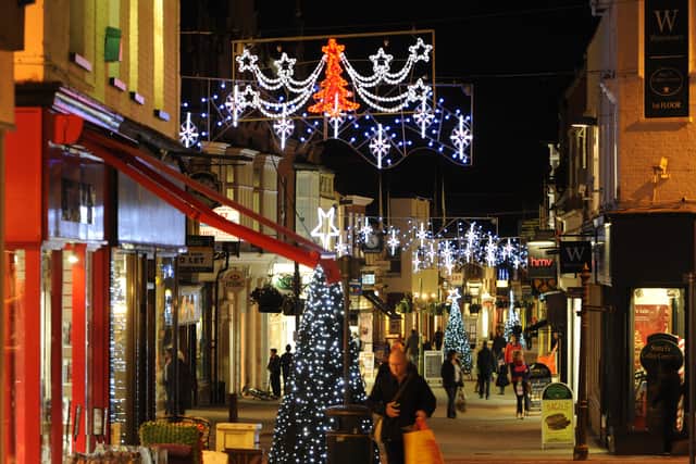 JPCT 201112 Christmas lights in Horsham town centre in 2012. Photo by Derek Martin ENGSUS00120121120092150