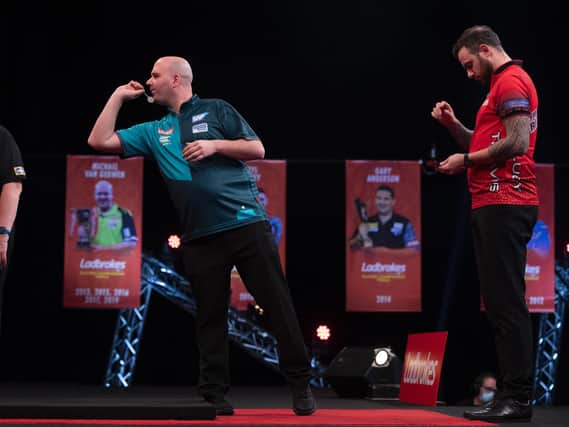 Rob Cross in action against Joe Cullen / Picture: Lawrence Lustig - PDC