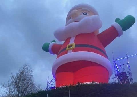 The blow-up Santa at Staplecross SUS-200812-142100001