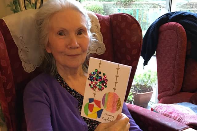 A resident at Rosedale Care Home in Horsham with one of the handmade cards which was one of 50 delivered by sisters Fern and Soraya Jacobs SUS-210501-125440001