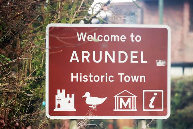 A welcome to Arundel sign