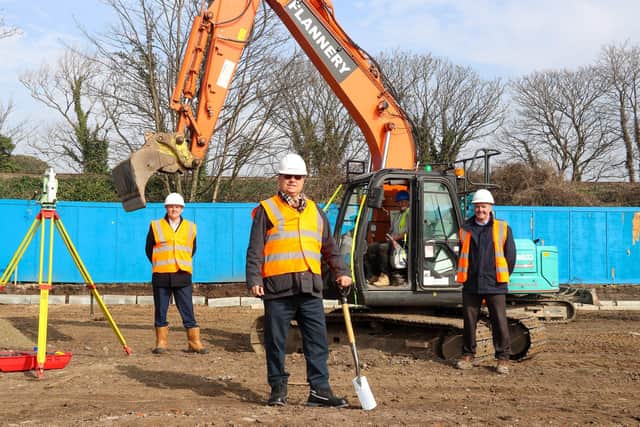 Councillor Carson Albury, holding a spade, with members of the project and contractor team SUS-210325-114641001