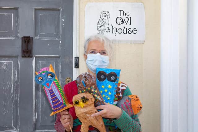 A Town Explores A Book St Leonards On Sea UK 2021. Edward Lear, Nonsense Songs Stories Botany & Alphabets. Erica Smith distributing owls, St Leonards On Sea, 30 March 2021. SUS-210604-144809001