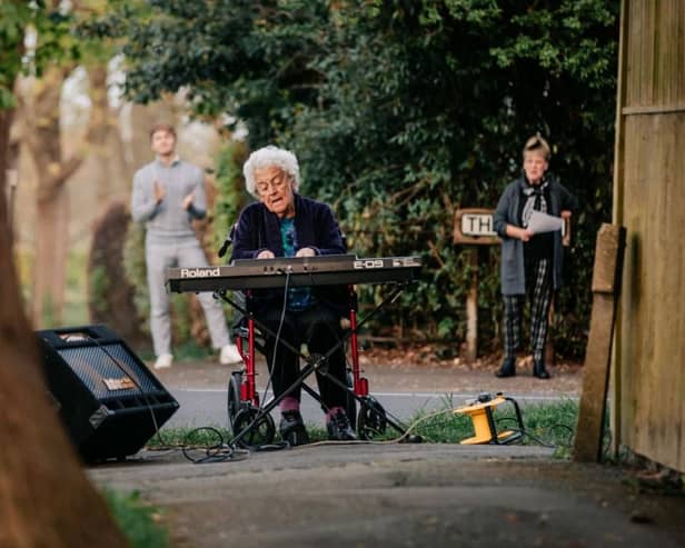 Granny Rosie sings to her neighbours. Photos by Peter Flude/Flude Foto
