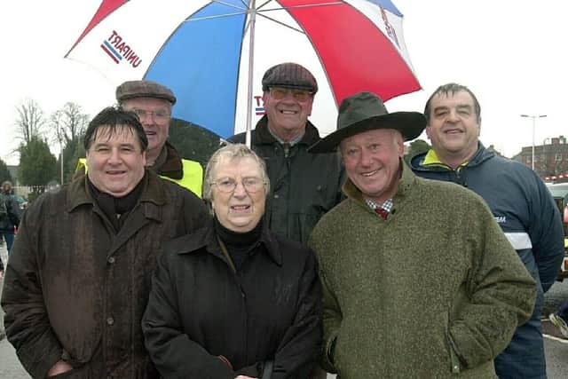 Organisers and the starting party take shelter in 2001