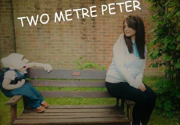 The song is called Two Metre Peter and is sung by Arthur Lager and Nina Hewlett SUS-200616-140846001
