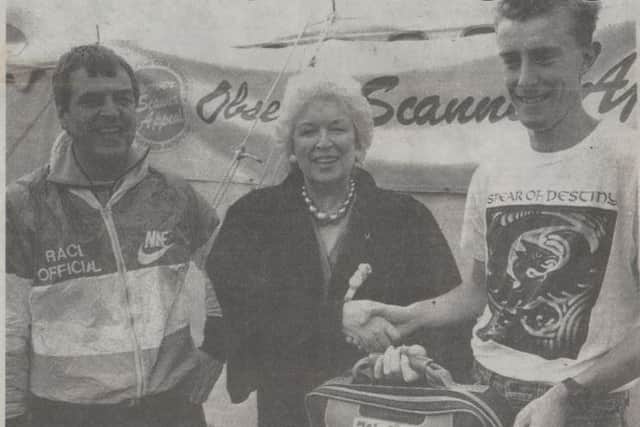 June Whitfield presents a prize to the first Chichester man home in 1989, Paul Fround, watched by Graham Jessop
