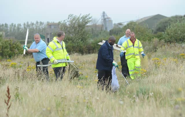 Comunity wardens work with the community on different projects including tackling litter. Picture by Louise Adams C111304-1