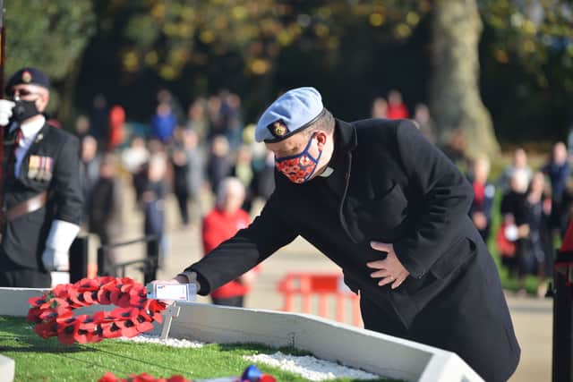 Remembrance Sunday at the war memorial in Alexandra Park, Hastings. 8/11/20. SUS-200811-125428001