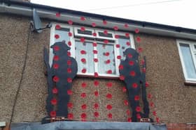 The poppy display outside Lisa Bonnor's Eastbourne home SUS-211117-110700001