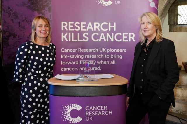 Jane Wickens and her award at Cancer Research UK’s annual
Flame of Hope Awards ceremony.
