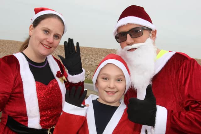 DM21120435a.jpg. Santas on the Seafront. Simon and Clare Cleaver and Finley 10. Photo by Derek Martin Photography and Art. SUS-211112-183012008