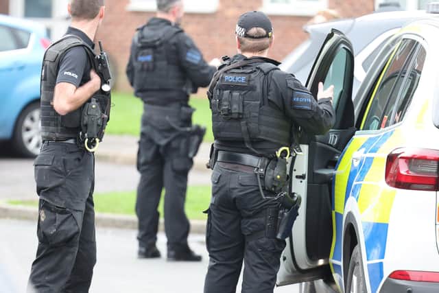 Police in Beachcroft Place, Lancing. Picture from Dan Moon/Eddie Mitchell SUS-220101-155846001