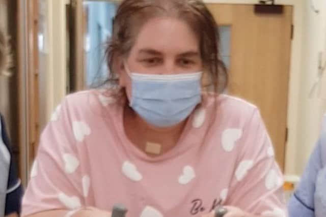 Lisa receiving rehabilitation in hospital SUS-220401-111552001