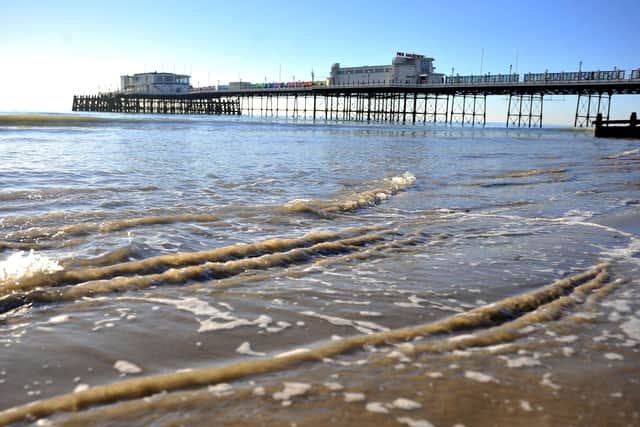 Beautiful Worthing seafront in the sun. Pic S Robards SR2201132 SUS-220113-132641001